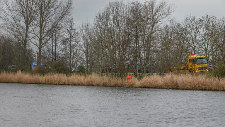 Auto te water langs Boekelerdijk, bestuurder naar ziekenhuis