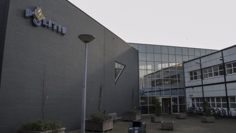 Alkmaarder vernielt publieksbalie van politiebureau en bedreigt agenten met mes