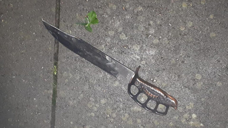 Waardse agenten trekken vuurwapen vanwege bedreiging met mes