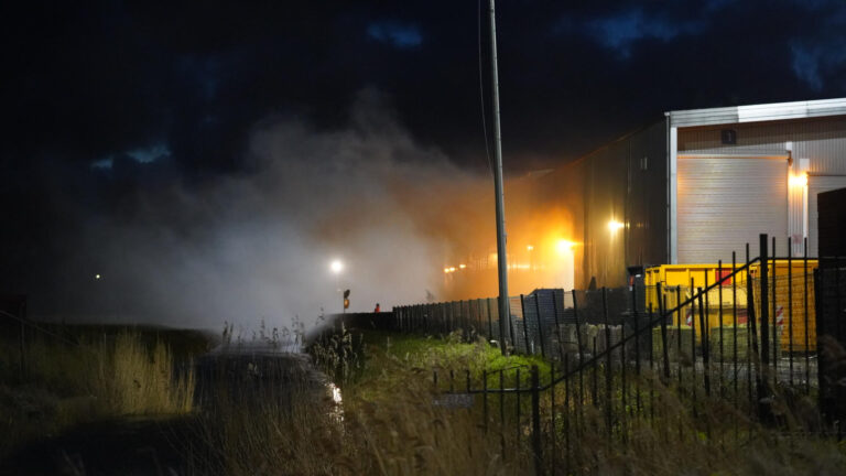 Veel rook bij brand in hal Sortiva op bedrijventerrein Boekelermeer