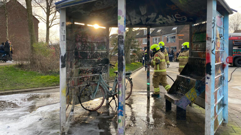 Elektrische fiets in brand op pleintje langs Vecht, banden van fietsen lek gestoken