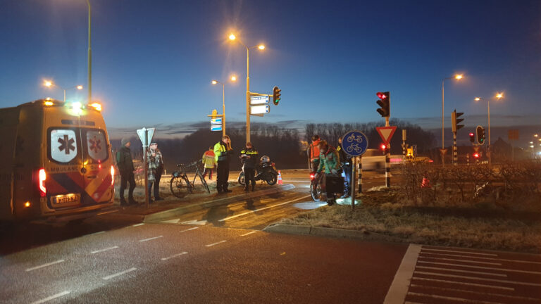 Scooterrijder gewond bij aanrijding op oversteekplaats van knooppunt N504/N242