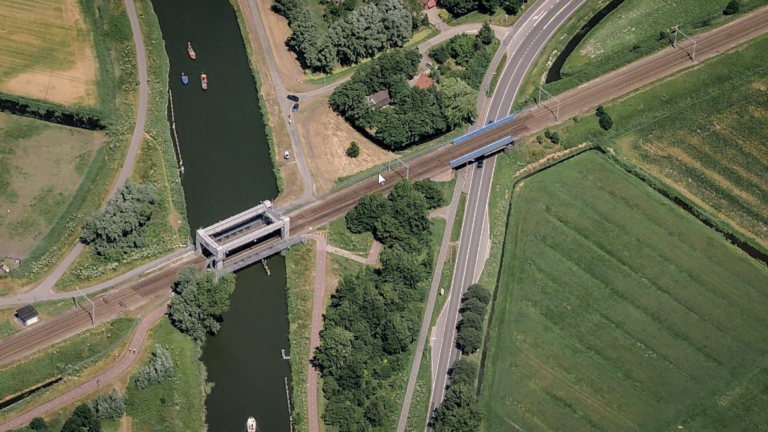 Maandagavond en -nacht weer werk aan spoorbrug over N242