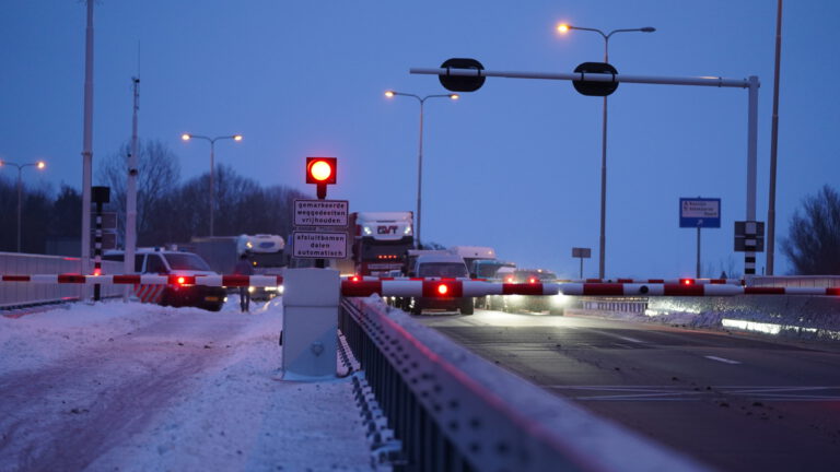 Leeghwaterbrug in storing door koude: brugdek niet in vergrendeling