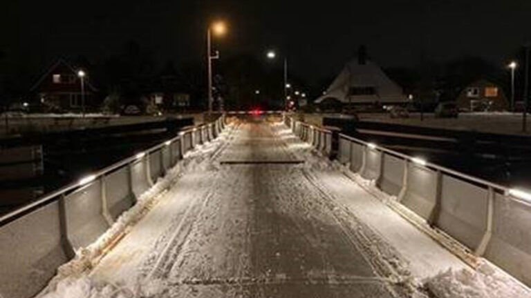 Geen verkeer over Rekervlotbrug in Koedijk door aanvaring