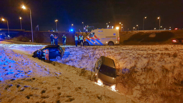 Twee automobilisten eindigen vlak achter elkaar in sloot langs N242