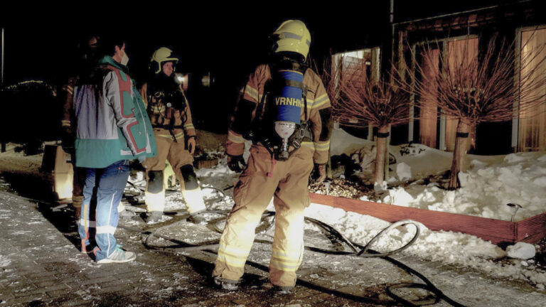Man gewond bij woningbrand in Stompetoren