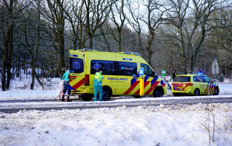 Mountainbiker komt lelijk ten val door sneeuwduin bij Zeeweg Bergen