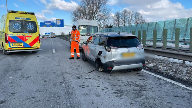 Vrachtwagen rukt achterwiel van auto bij botsing op N242 bij de Omval