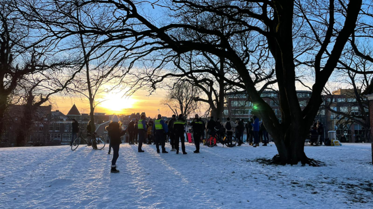 Clarissenbolwerk Alkmaar verandert in après-ski voor jongeren; politie grijpt in