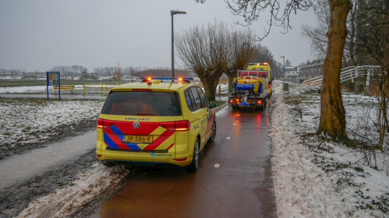 Voetganger flink gewond door val op spiegelglad Dijk- en Waardpad in Daalmeer