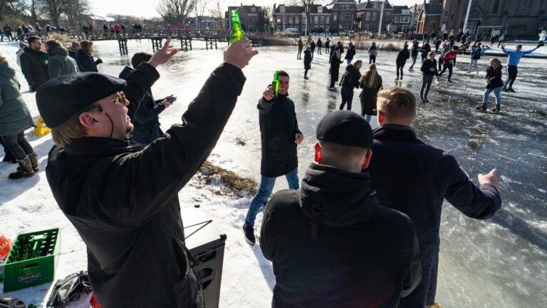 Laatste dag ijspret op Valentijnsdag voordat de dooi inzet