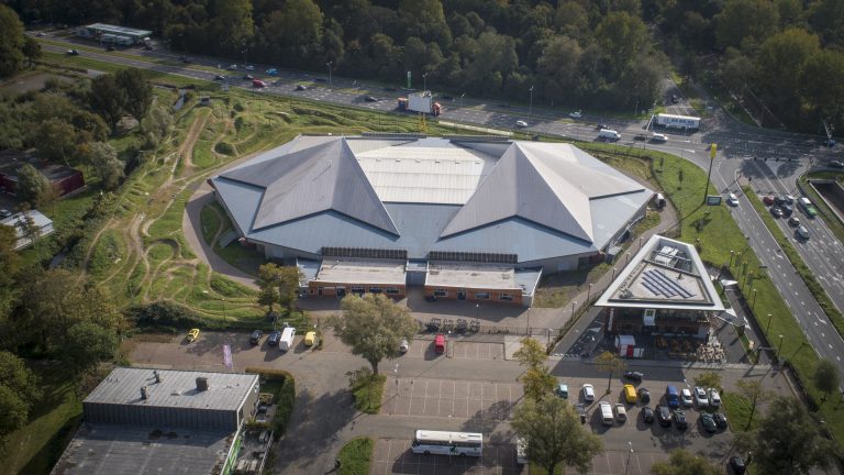 Alkmaarse wielerstadion lekt boven en onder: grote renovatie of slopen en nieuw bouwen?