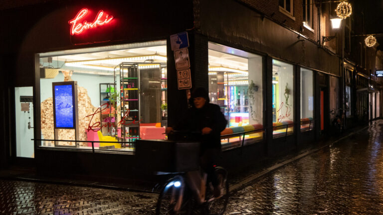 Kappers en schoonheidsspecialisten laten licht branden voor versoepeling maatregelen