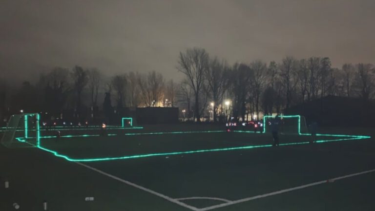 Voetballen tussen de LED-verlichting bij Egmondia in de voorjaarsvakantie
