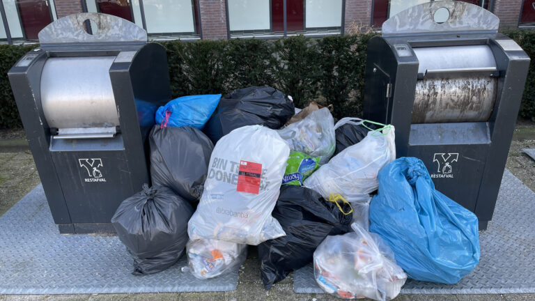 Ergernis over volle vuilcontainers en afvaldumping: “Komt door grof vuil dat blijft steken”