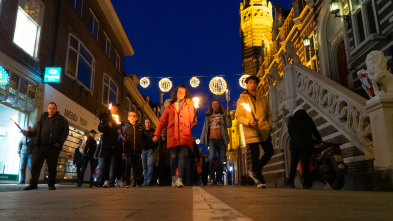 Overschrijding aantal deelnemers fakkeltocht ‘niets iets om moeilijk over te doen’