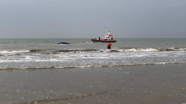 Kitesurfers worden handje geholpen door KNRM bij Bergen aan Zee