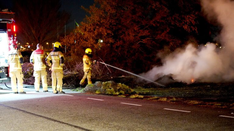 Vandalen steken snoeiafval in brand op de Huygendijk Heerhugowaard