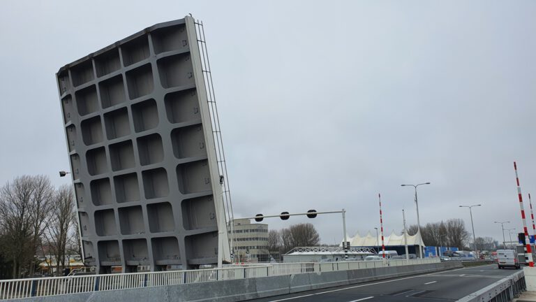 Leeghwaterbrug voor verkeer richting Heerhugowaard loopt weer vast