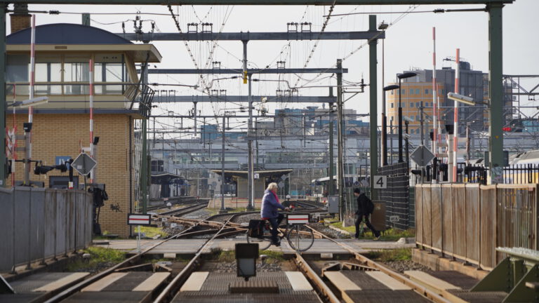 Spoorwegovergangen in de toekomst vaker gesloten, maar minder lang