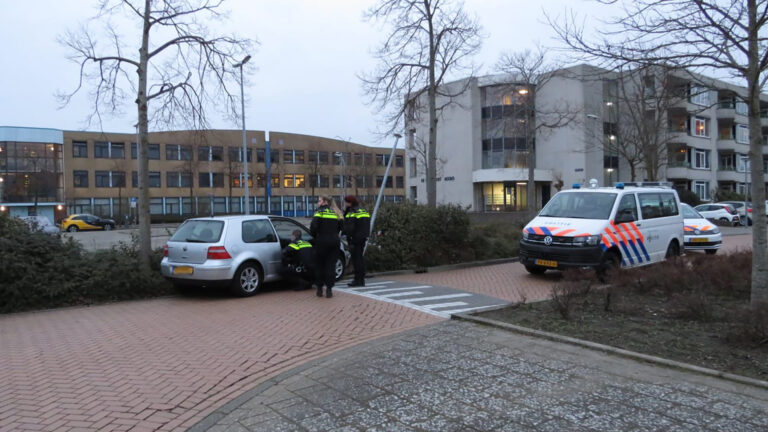 Bestuurder ramt meerdere auto’s en komt na achtervolging tot stilstand tegen lantaarnpaal