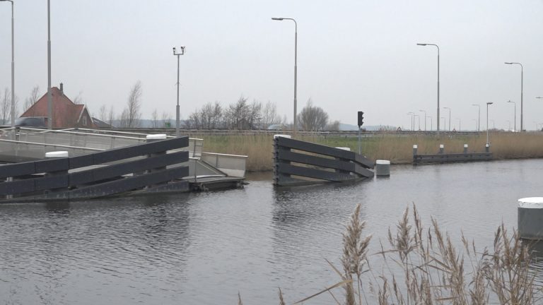 Zware schade Rekervlotbrug na laatste aanvaring, mogelijk tijdelijk pontje