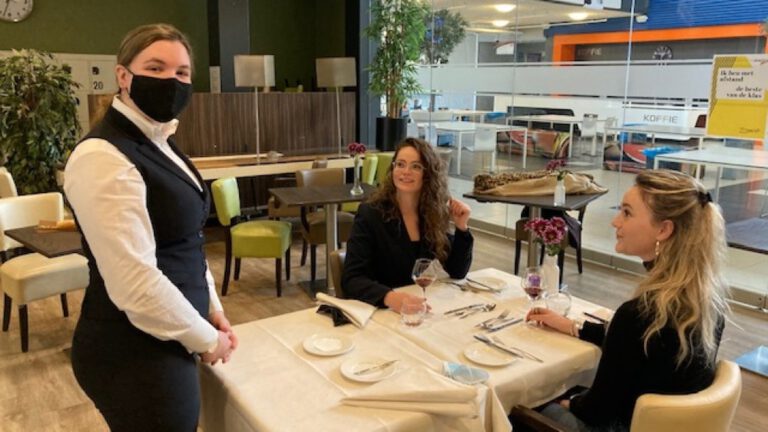 Acteurs op Horizon College helpen horecastudenten om hun diploma te halen