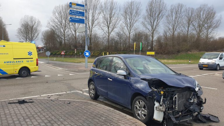 Hondje ongedeerd na botsing op Schagerweg Oudkarspel, een persoon gewond