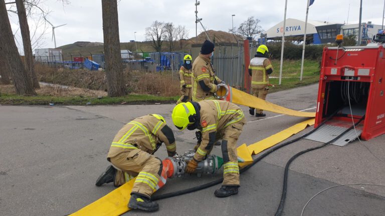 Broei in houtsnipperopslag bij Sortiva aan Boekelerdijk houdt brandweer uren bezig