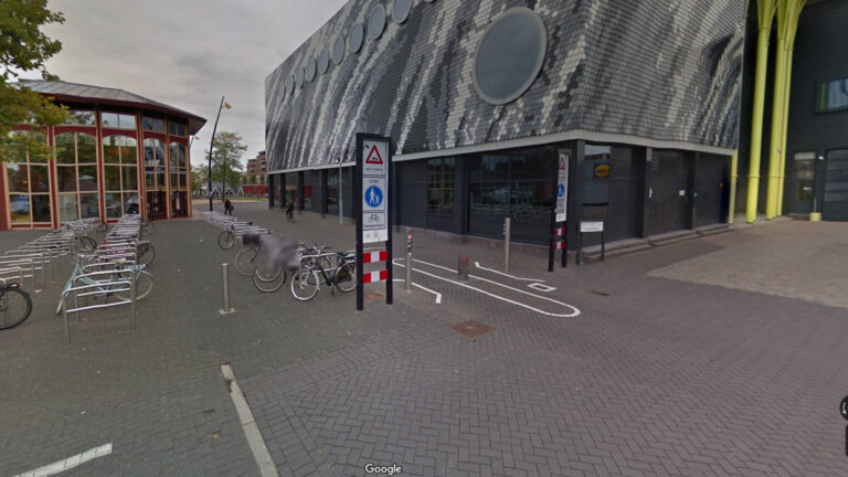 Politie zoekt doorrijder en getuigen van botsing op Middenwaard bij Cool
