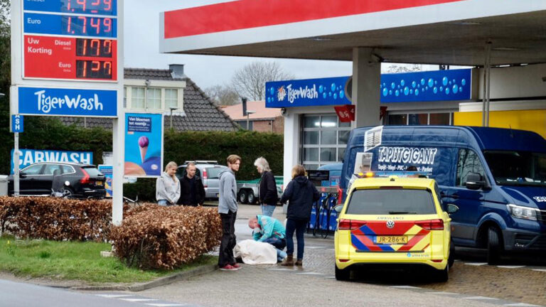 Jongedame rijdt tegen openslaande deur van bus bij tankstation aan Bergerweg