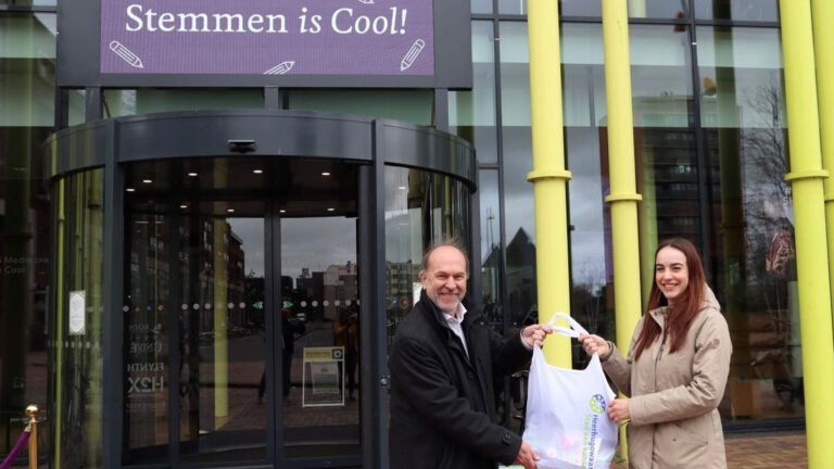 Burgemeester Blase feliciteert Lara met 18e verjaardag op verkiezingdag