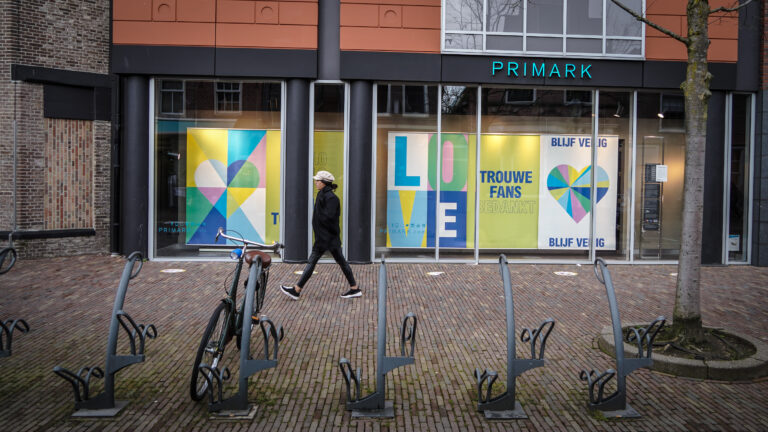 Primark lijkt Alkmaar de rug toe te keren; keten loopt maandelijks 700 miljoen mis
