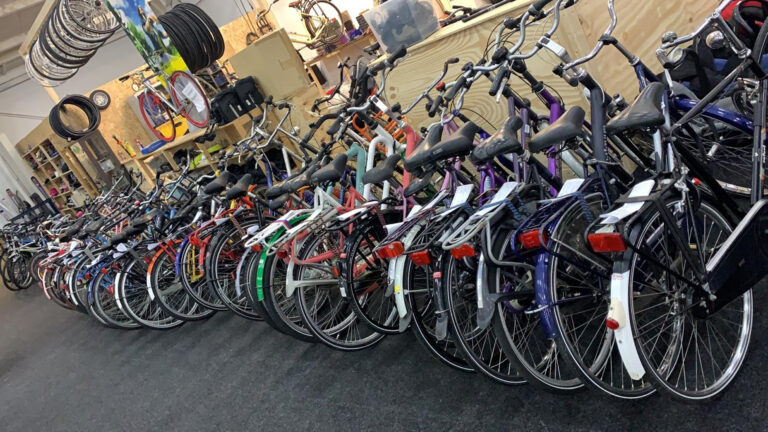 Zestig Alkmaarse kinderen uit minder bedeelde gezinnen blij gemaakt met fiets