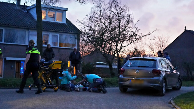 Scooterrijder gewond na aanrijding met auto in bocht Westerweg Bergen