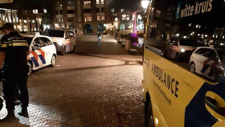 Opstandige drugsverslaafde op Waagplein in de boeien, omstanders zorgen voor problemen