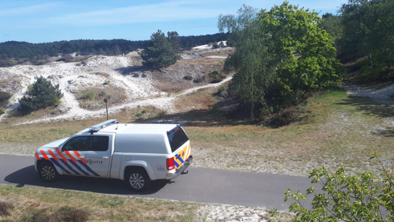 Grote groep scheurt met scooters door Schoorlse duinen tijdens begin broedseizoen