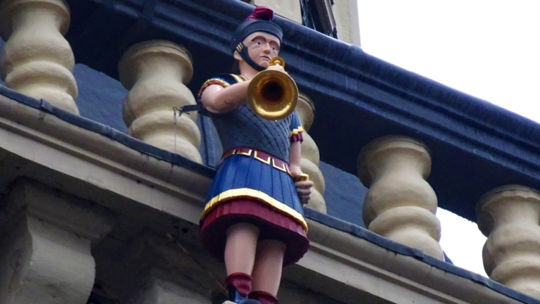 De Klaroenblazer op de Waagtoren viert dit jaar zijn 100ste verjaardag