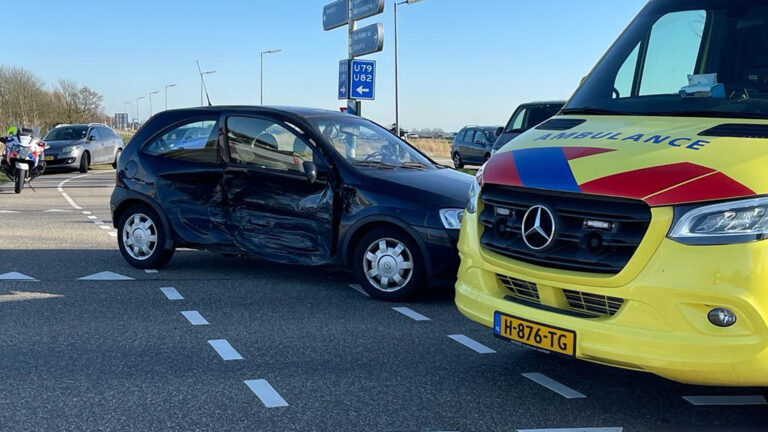 Twee gewonden bij harde botsing op Kanaaldijk bij afslag N504