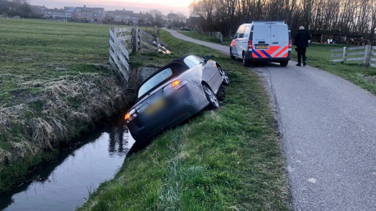 Automobilist let niet op en eindigt tegen zijkant bruggetje langs Kleiweg in Groet