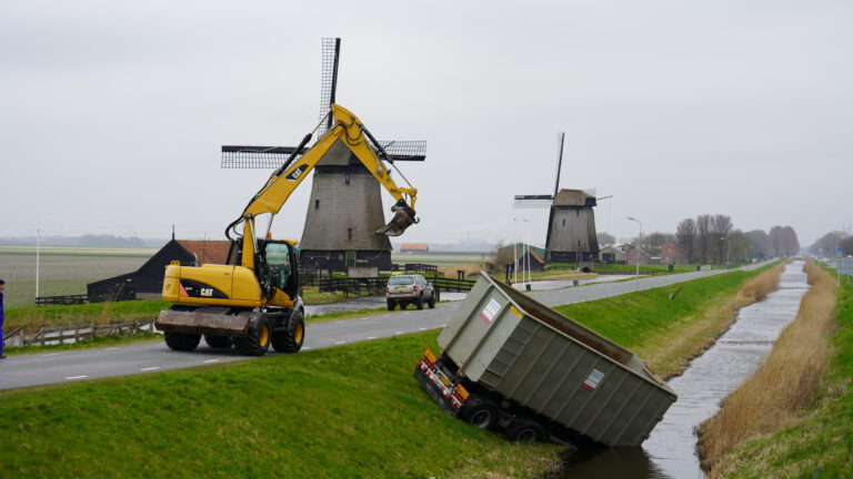 Lege aanhanger waait van parallelweg N243 bij Schermerhorn