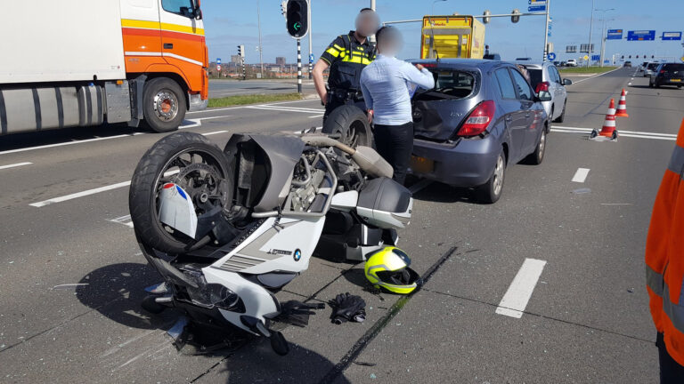 Motorrijder rijdt vol op auto bij verkeerslichten op N508