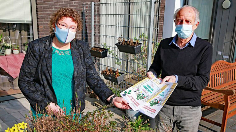 Waardse wethouder Groot krijgt eerste ‘Gouden Dagen Vrolijke Voorjaar-doeboekje’