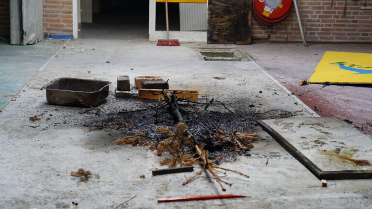 Vandalen steken kerstboom in de fik in leegstaande school in Schermerhorn