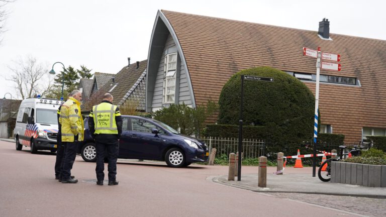Auto en fietser komen in botsing in centrum Groet, fietser gewond