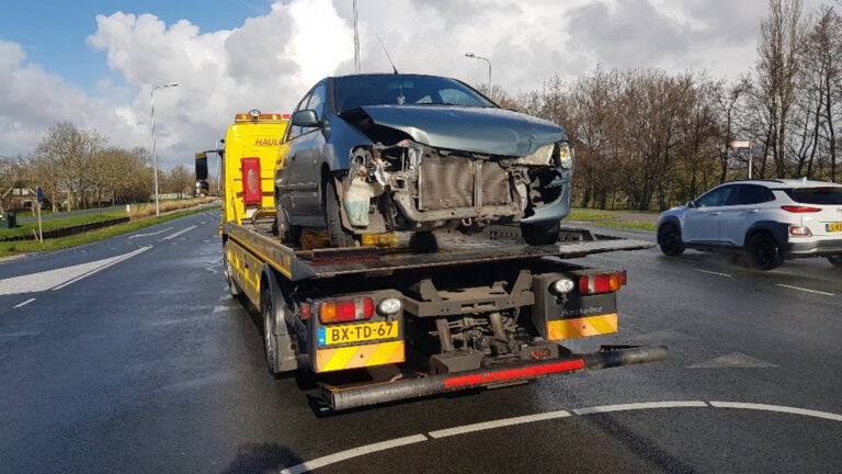 Twee verlaten auto’s na aanrijding op N243 bij afslag Zuidervaart