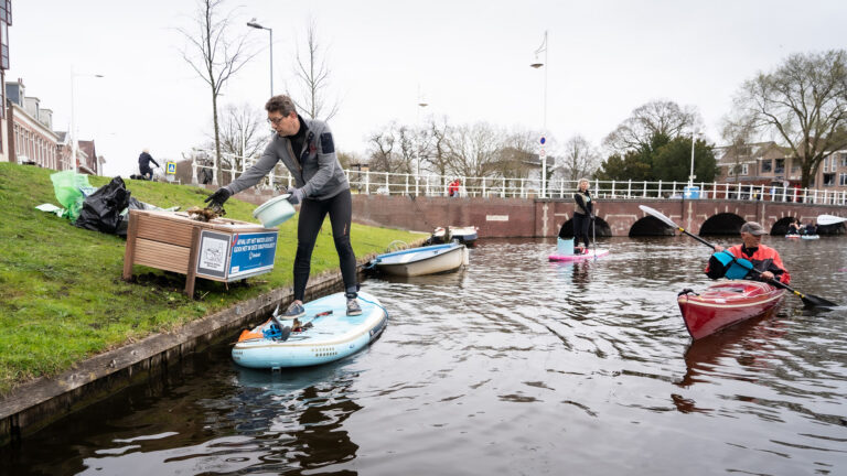 Gemeente Alkmaar plaatst drijfvuilkisten langs populaire vaarroutes