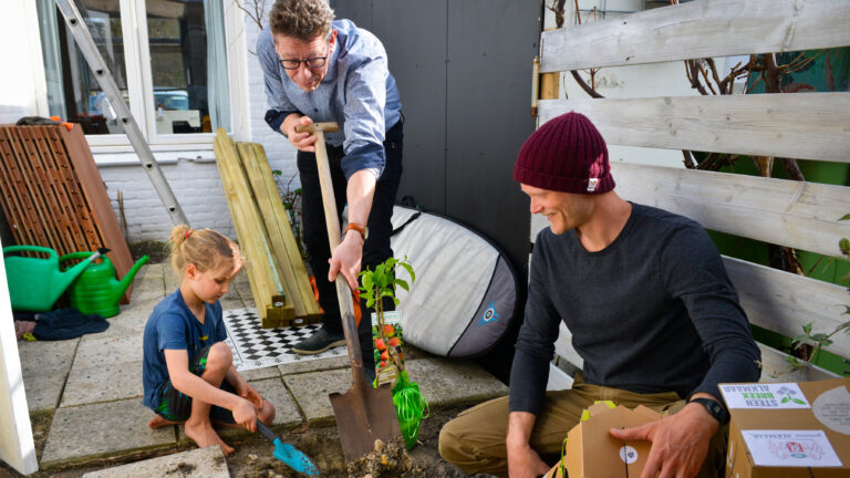 Wethouder Te Beest langs bij winnaar van de Steenbreek appelboom winactie