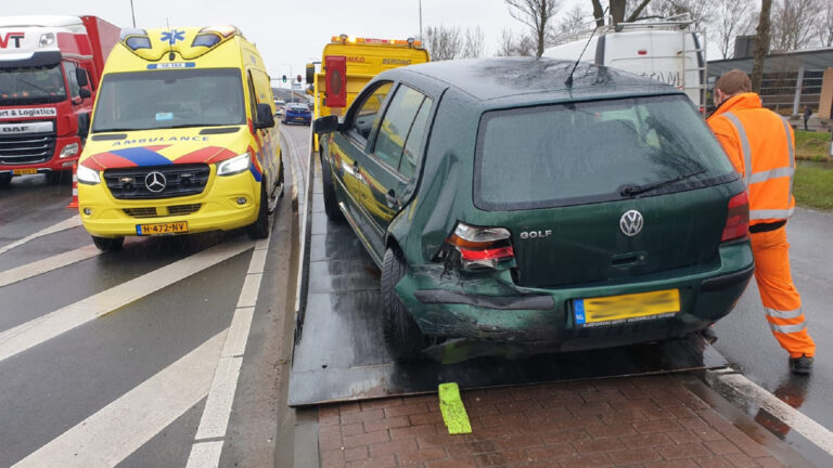 Remactie voor meerkoeten op N242 eindigt voor achterligger met rit naar ziekenhuis
